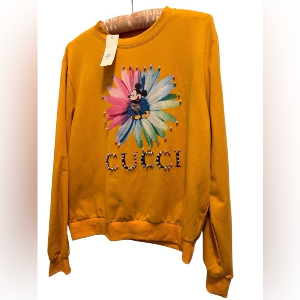 Graphic Sweatshirt with Mickey Mouse beautifully colorful, looks like a real.